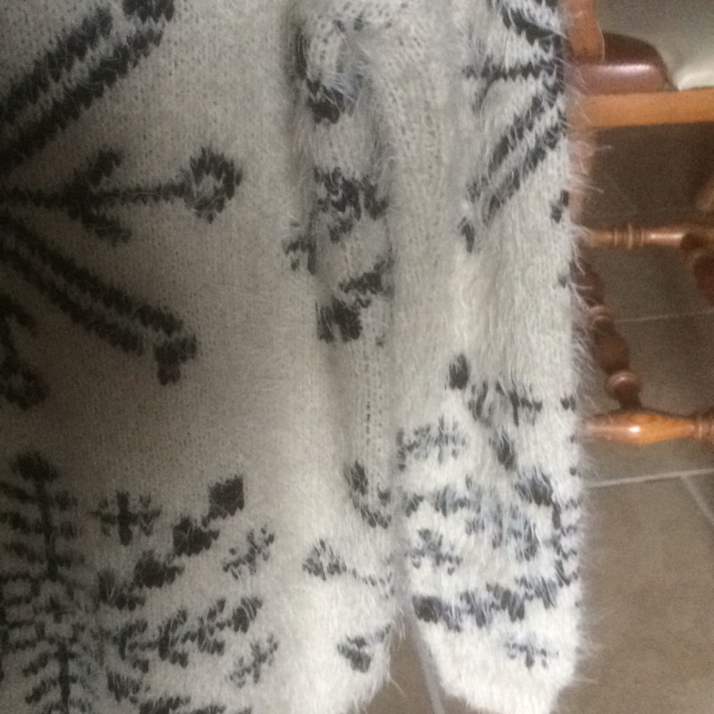 fuzzy sweater - Picture 4 of 4
